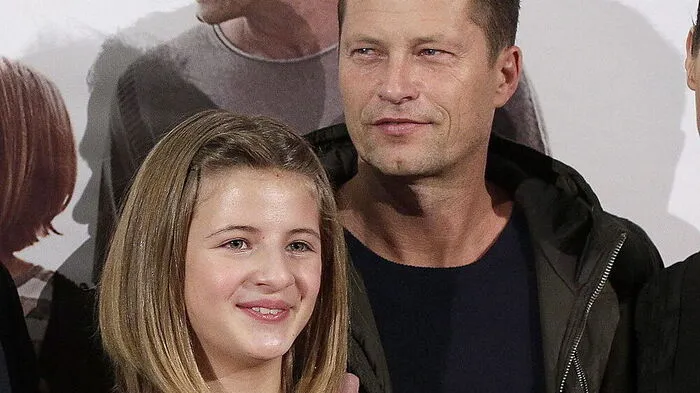 Emma Schweiger mit Vater Til bei einer Filmpremiere