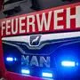 Die Feuerwehrleute sicherten den Unfallwagen (Symbolbild) 