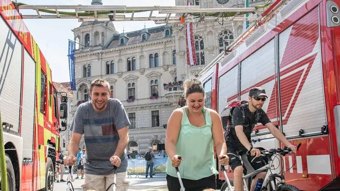 Willkommene Abkühlung findet man aktuell am Grazer Hauptplatz. Die Grazer Berufsfeuerwehr macht es mit einem Sprühregen möglich...