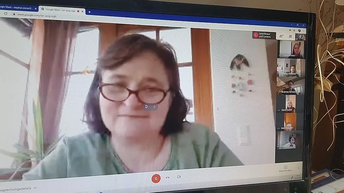 Klassenvorstand Maria Maierhofer beim Tele-Unterricht mit der 3a-Klasse an der NMS St. Stefan 