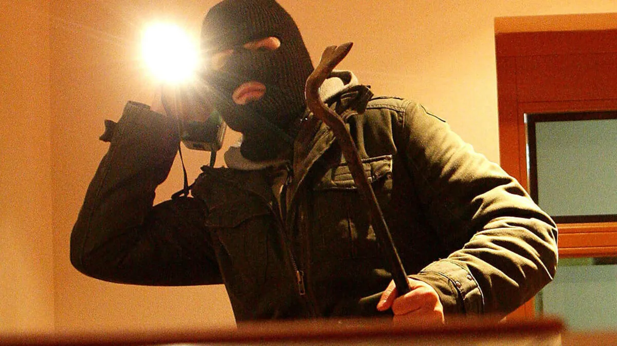 Mit einer Taschenlampe leuchtete ein Täter dem Buben ins Gesicht, dieser stellte sich schlafend (Symbolbild)