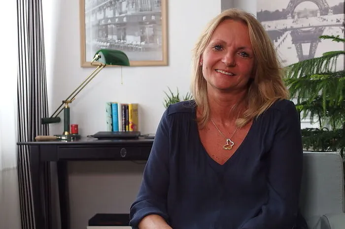 Manuela, 52-jährige Kundenberaterin aus Wien, träumt von einem neuen Lebenspartner. Sie war zwei Mal - jeweils elf Jahre - mit dem Vater ihres Sohnes verheiratet. Nach der zweiten Scheidung von ihrem Exmann ist Manuela in ein tiefes Loch gefallen.