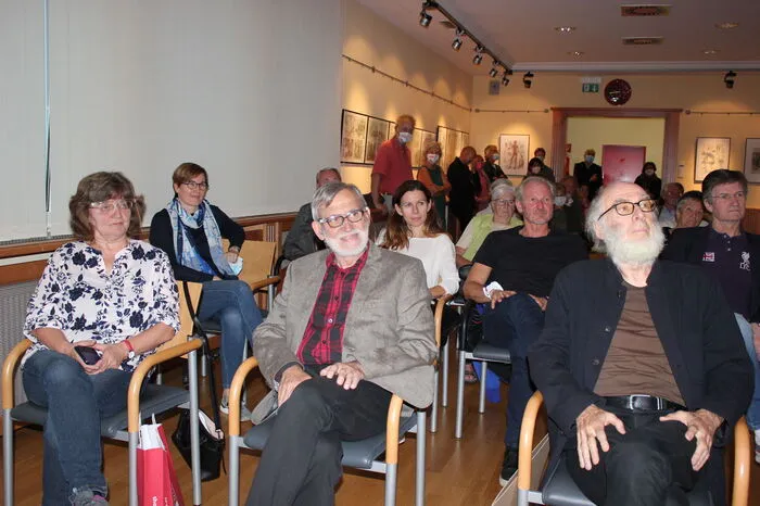 Dass es bei Dampfhofer nicht nur um die Bilder per se, sondern auch um die Vermittlung von Botschaften geht, mache schon der Titel der Schau klar, erläuterte Kulturredakteur und Zeichner Walter Titz (am Foto rechts) in seiner Laudatio.