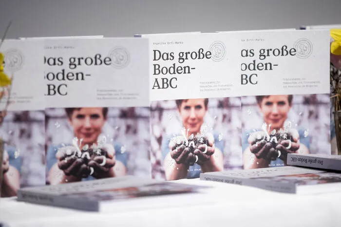Zahlreiche leidenschaftliche Ratschläge zeigen auf, wie Sie das „natürliche Bodenpersonal“ wie Mikroorganismen, Pilze &amp; Co. in Ihrem Garten nutzen und damit Humus aufbauen, gesunde Lebensmittel ernten und zudem auch noch das Klima schützen.