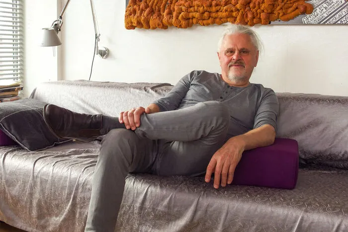 Joe ist 70 und pensionierter Pflichtschullehrer aus Niederösterreich. „Ich war 24 Jahre verheiratet und das war eine Katastrophe.“ Geheiratet wurde wegen des ersten Kindes, drei weitere folgten. „Als schräger Typ in einer kleinen Stadt hat man es sehr schwer.“ Viele gute Beziehungen hatte Joe nicht. Es geht für ihn um „ein Miteinander, nicht gegeneinander.“ Am allerwichtigsten ist ihm "ein gutes Herz".