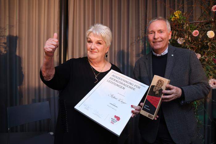 Den Ehrenpreis fürs Lebenswerk bekam Stefanie Werger von Christian Purrer von der Energie Steiermark überreicht