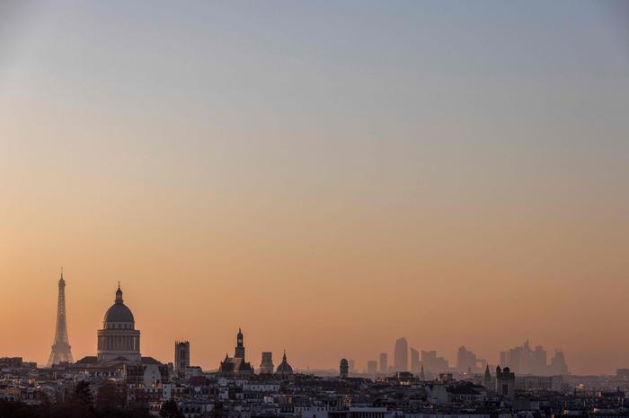 Die Skyline von Paris mit Eiffelturm und Pantheon (links) und dem Hochhausviertel La Defense (rechts)