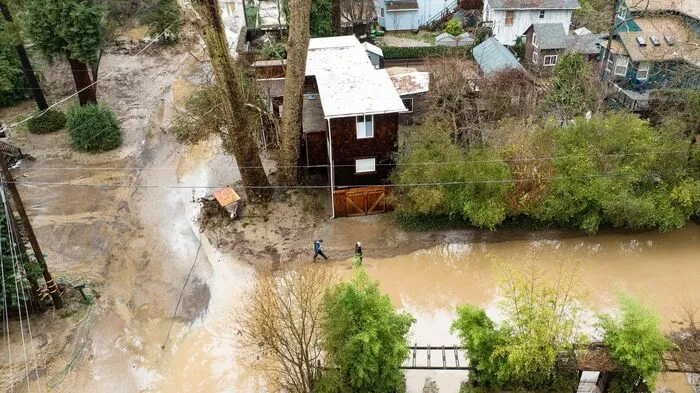 Nach anhaltenden Winterstürmen mit starken Regenfällen haben die Behörden in Kalifornien in mehreren Regionen Evakuierungen angeordnet.