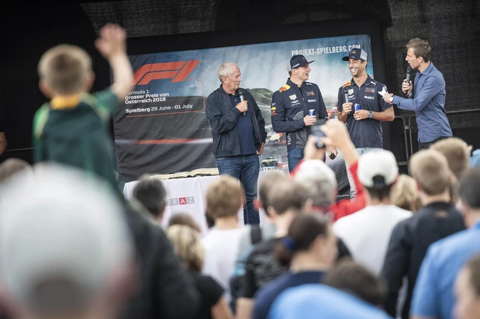 Tausende Fans ließen sich die Chance auf Erinnerungsfotos mit den F1-Stars beim Rathaus nicht entgehen.