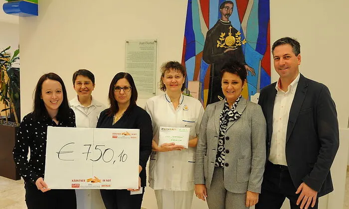 Simone Dragy (Regional-Redakteurin in St. Veit) übernahm die Spende von Claudia Böckelberger, Astrid Koschier, Lisette Görgei-Zeltner, Christine Schaller-Moritz (Pflegedirektorin) und Verwaltungsdirektor Manfred Kraßnitzer (von links).