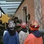 Die Sternsinger an einer Haustüre | Sternsinger in Aktion
