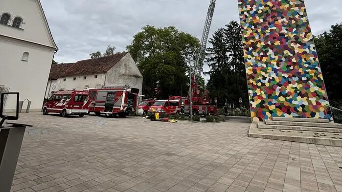 Eine großangelegte Menschenrettungsübung am Kirchturm von Feldbach sorgte für Aufsehen