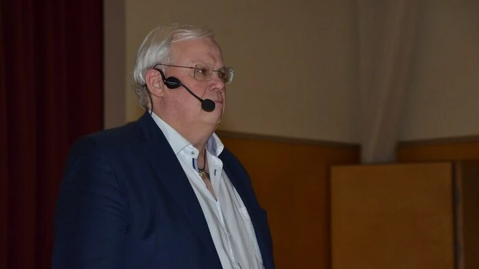 "Mein Journalistenleben zwischen Darth Vader und Jungfrau Maria": Christian Wehrschütz kam am Samstag, 4. März, zu einer Buchpräsentation nach Neumarkt.