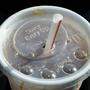 A McDonald‘s beverage sits in a cup holder. McDonald‘s plans to eliminate self-service soda machines at all of its U.S. restaurants by 2032, the Chicago-based fast food chain has confirmed. | Fall für ein Archivbild: Der Strohhalm in den Softdrinks der Fast-Food-Kette hat ausgedient