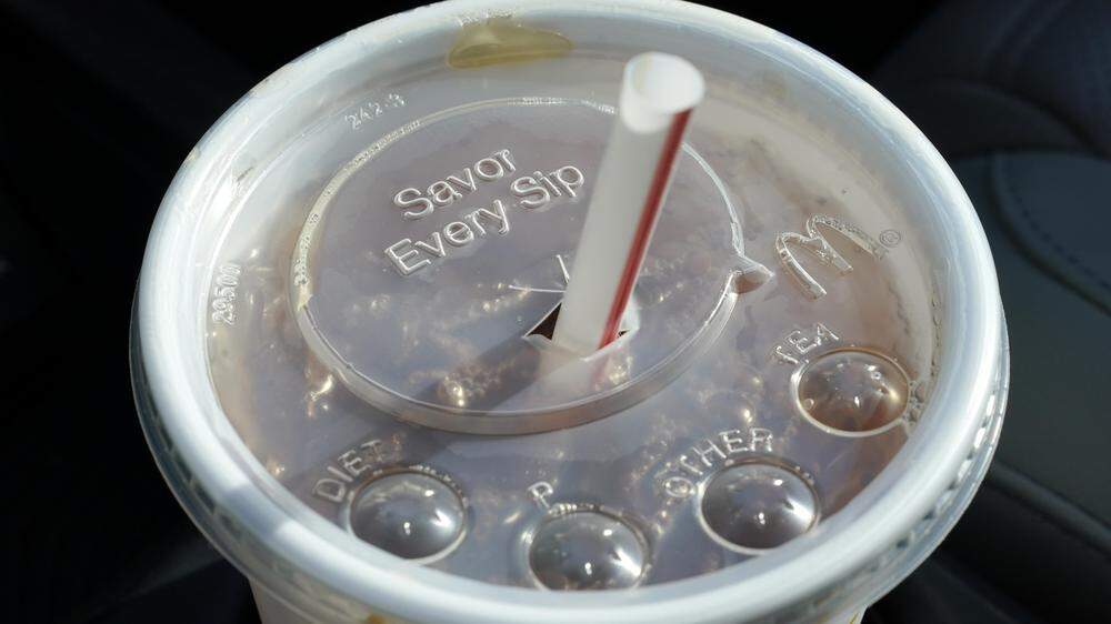 A McDonald‘s beverage sits in a cup holder. McDonald‘s plans to eliminate self-service soda machines at all of its U.S. restaurants by 2032, the Chicago-based fast food chain has confirmed. | Fall für ein Archivbild: Der Strohhalm in den Softdrinks der Fast-Food-Kette hat ausgedient