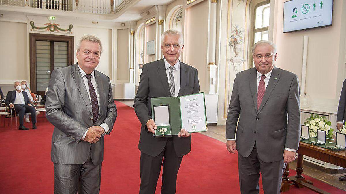 Landeshauptmann Hermann Schützenhöfer (r.) und sein Stellvertreter Anton Lang (l.) überreichten dem langjährigen Leobener Stadtamtsdirektor Wolfgang Domian (M.) das Große Ehrenzeichen des Landes Steiermark.