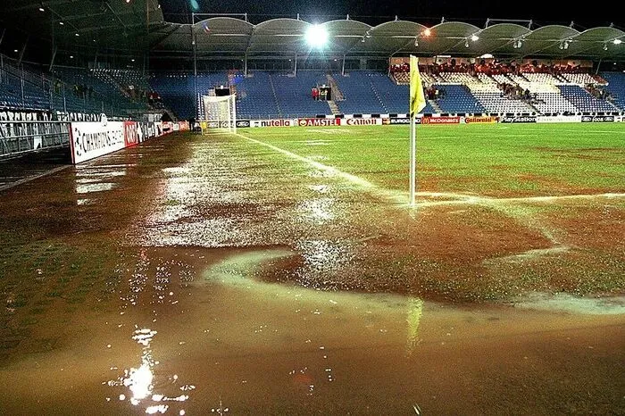 4. November 1998: Erstmals kommt es in der Champions League zu einer Absage einer Fußballpartie. Aufgrund starker Regenfälle geht nichts mehr. Das Spiel wird einen Tag später nachgetragen - der regierende Champions-League-Sieger gewinnt mit 5:1.