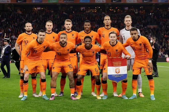 Teamchef: Louis van Gaal (seit August 2021)Bekannteste Spieler: Virgil van Dijk (Liverpool), Matthijs de Ligt (Bayern München), Denzel Dumfries (Inter Mailand), Steven Bergwijn (Ajax Amsterdam)FIFA-Weltrangliste: 8.11. WM-TeilnahmeGrößte Erfolge: Europameister 1988, Vizeweltmeister 1974, 1978, 2010, EM-Halbfinalist 1976, 1992, 2000, 2004