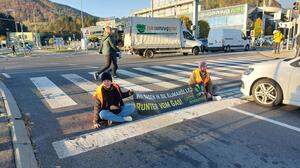 Aktivistinnen und Aktivisten blockieren die Wiener Straße auf Höhe Shopping Nord in Graz