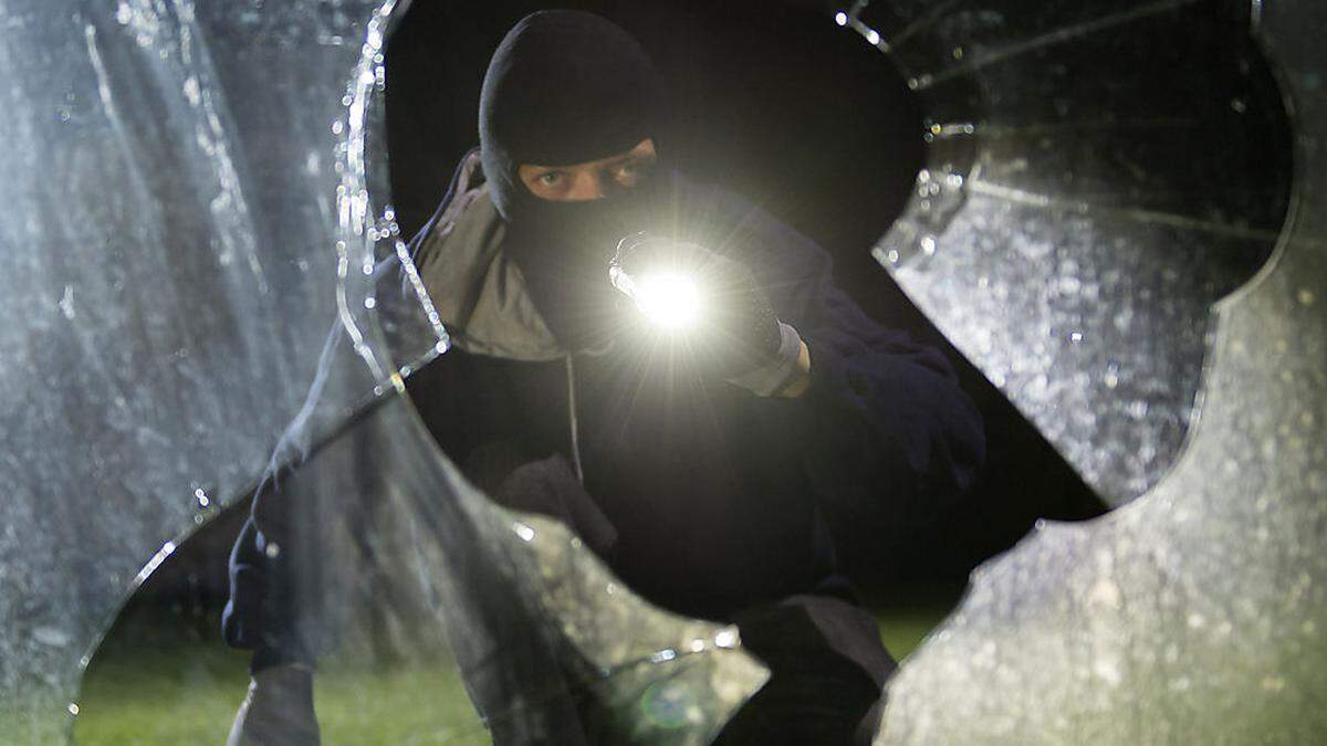 Die Täter schlugen die Scheibe des Schaufensters ein (Archivbild)