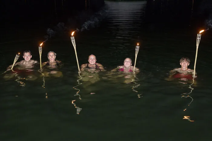 Im Wasser mit Fackeln.