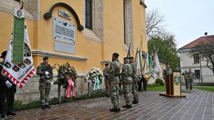 Mit einer Kranzniederlegung am Vorplatz der Pfarrkirche Straß wurde der schrecklichen Ereignisse vor 107 Jahren gedacht 