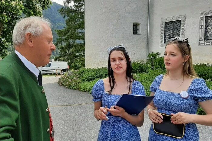 Im Rittersaal versammelten sich die Schülerinnen und wenige Schüler dieser Schule, derzeitige und ehemalige Lehrkräfte, Eltern der Kinder und Absolventinnen wie Ehrengäste zum Festakt.
