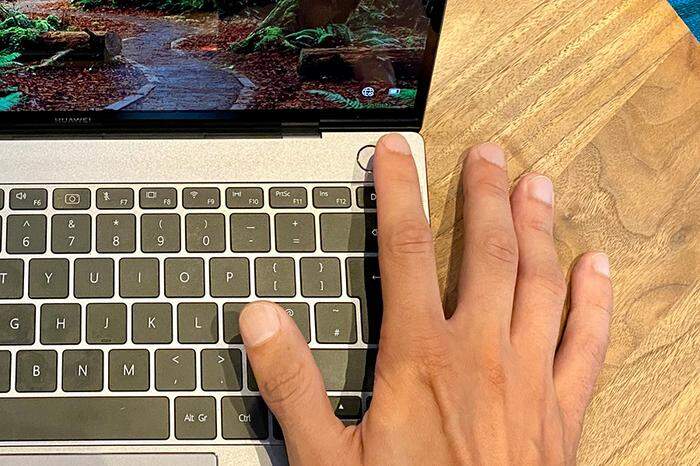 Die Einschalttaste des Huawei MateBook X Pro erkennt den Fingerabdruck, sodass man mit nur einer Berührung schnell und sicher auf den Desktop zugreifen kannst.