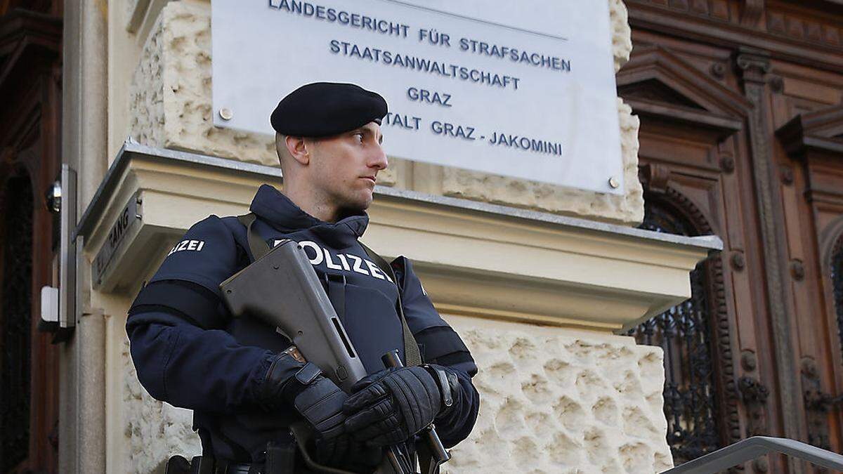 Polizeischutz bei einem früheren Prozess gegen Jihadisten (Archivbild)