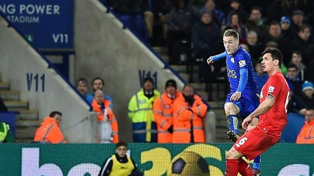 Jamie Vardy nimmt Maß und hämmert den Ball aus 30 Metern ins Tor von Liverpool