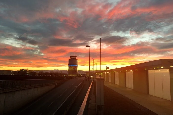 Soll der Himmel eindrucksvoll glühen, sind Cirruswolken - Eiskristallwolken in großer Höhe - und darunter Altocumulus- oder Altostratus-wolken die ideale Besetzung.