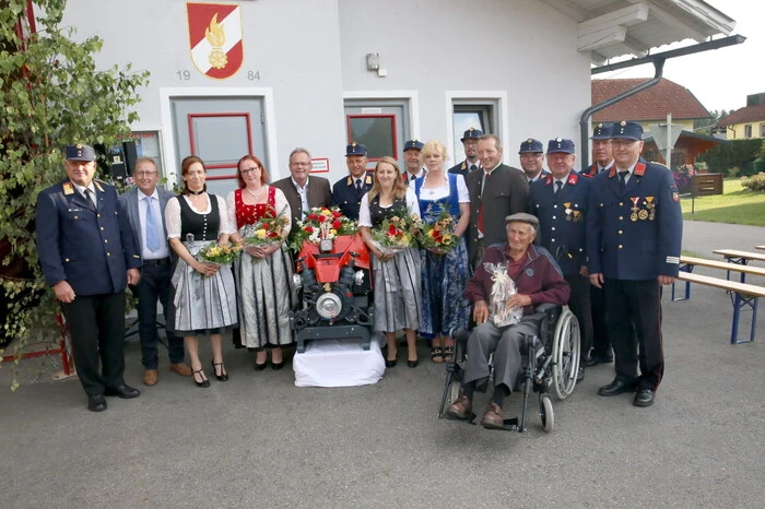 Und zum 90-Jahr-Jubiläum gab es eine neue Tragkraftspritze für die Blauröcke.