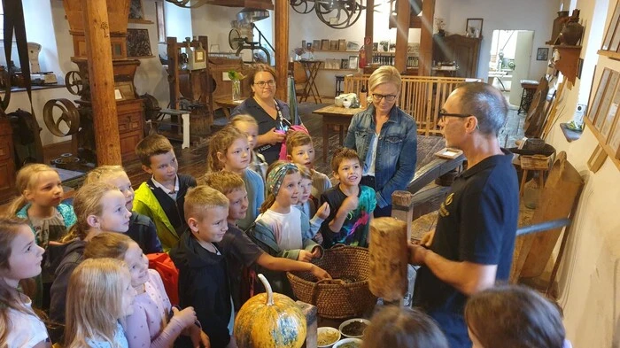 Im Rahmen des Projektes "Wir machen aus unseren Kindern Landwirtschaftsexpertinnen und -experten" besuchten die Schüler der Volksschule Heimschuh die Landwirte Christin und Michael Körbler.