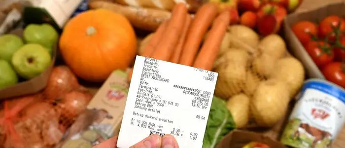 In allen geprüften Handelsketten ist die niedrigere Mehrwertsteuer auf unter anderem Milch, Joghurt, Butter, Eier, Reis, Nudeln, Brot, Weizenmehl sowie bestimmte Obst- und Gemüsesorten vollständig weitergegeben worden