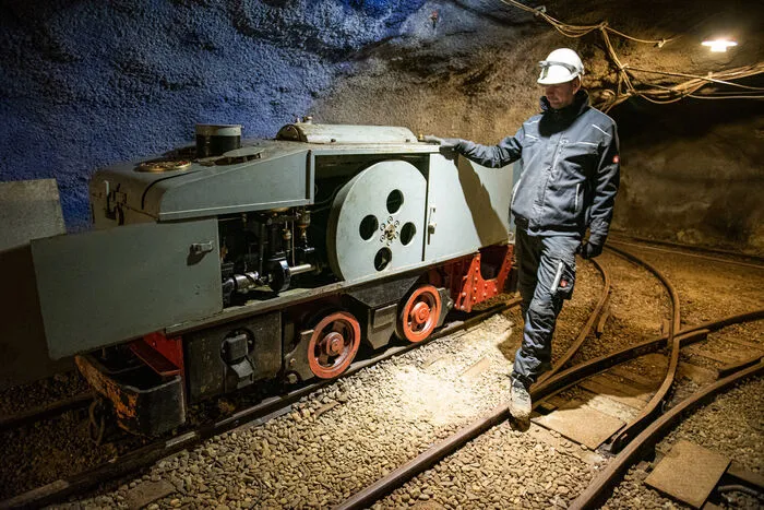 Die letzte betriebsfähige Benzol-Lok der Welt ist im Besitz des Vereins Gebaut 1918, war die 12 PS starke Maschine in einem Kohlebergwerk in Ilz im Einsatz. 