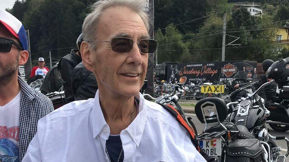 Patient Anton Umnig bei seinen geliebten Harleys