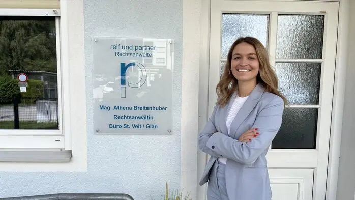 Eine junge Frau posiert für ein Foto und lächelt in die Kamera.