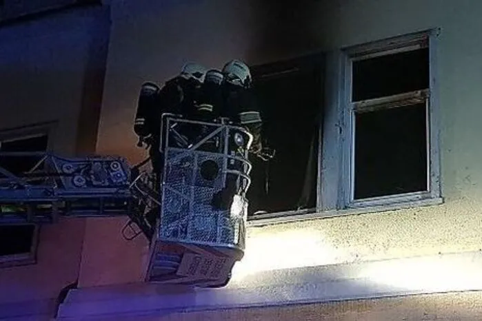 Im früheren Asylheim in der Gustav-Kramer-Straße, das eigentlich leerstehen sollte, brach in der Nacht auf Sonntag ein Brand aus. Zehn Personen wurden evakuiert. Mehr dazu.  