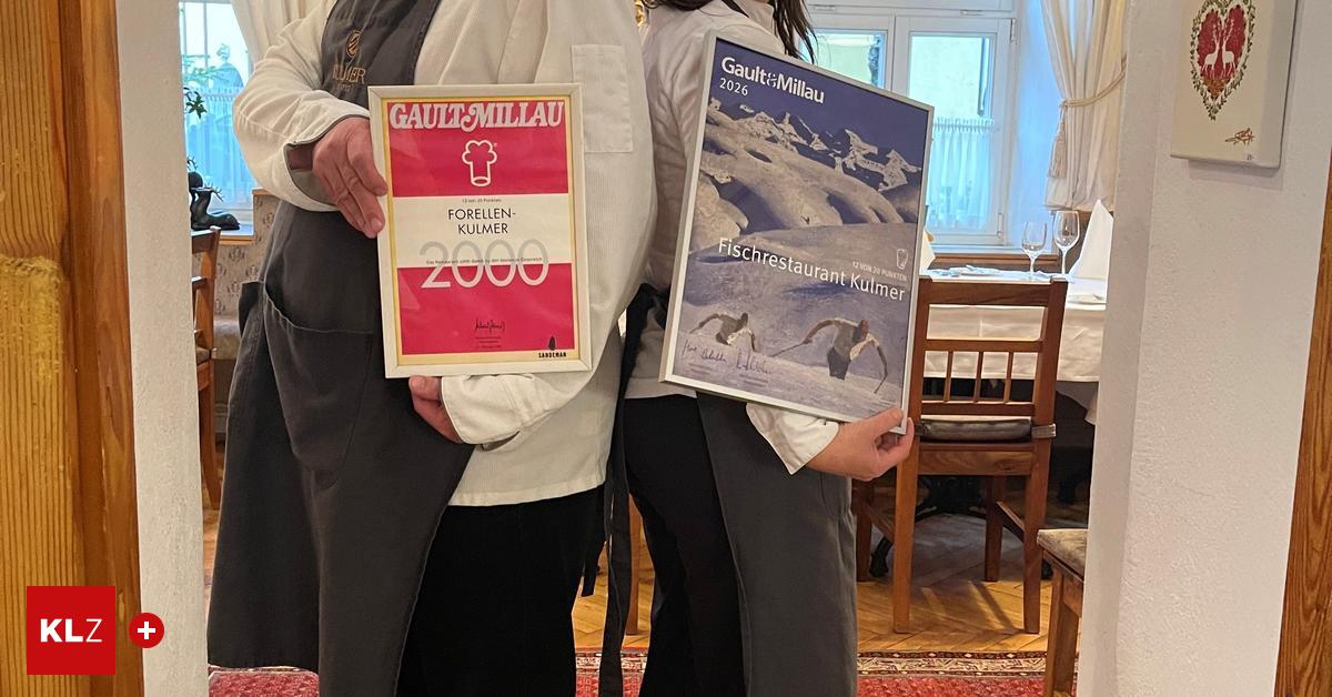 Familienportr-t-Vier-Generationen-mit-26-Hauben-schwimmen-in-eine-Richtung-