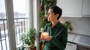 Aromatherapie-Ruhe. Zufriedene Frau mit angezündeter Duftkerze, die sich nach der Arbeit allein zu Hause entspannt Aromatherapie-Ruhe. Zufriedene Frau mit angezündeter Duftkerze, die sich nach der Arbeit allein zu Hause entspannt LicenseRF ,model released, Symbolfoto Copyright: xZoonar.com/DmitriixMarchenkox 23603538 ,model released, Symbolfoto ,property released