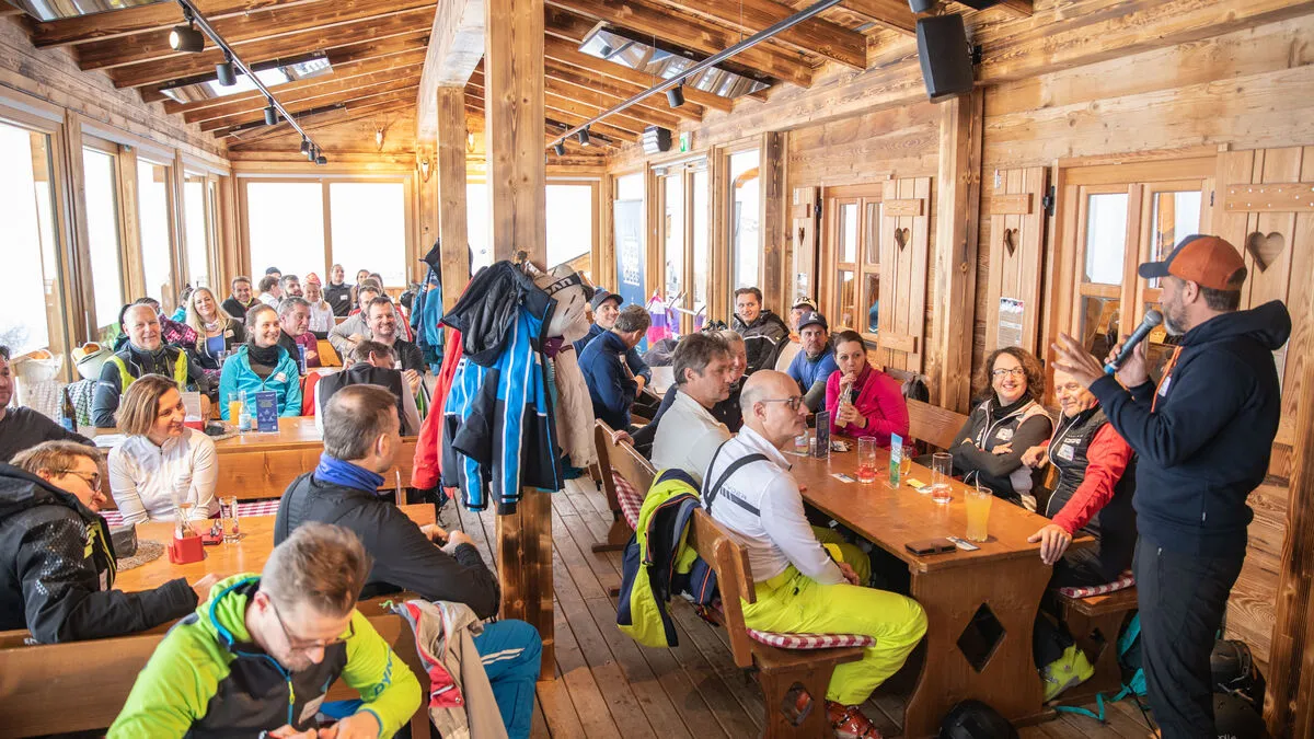 Im Rahmen des SKI Me Up konnten sich rund 70 Teilnehmerinnen und Teilnehmer vernetzen und am Mittagstisch Einblicke ins Thema Mindset bekommen.