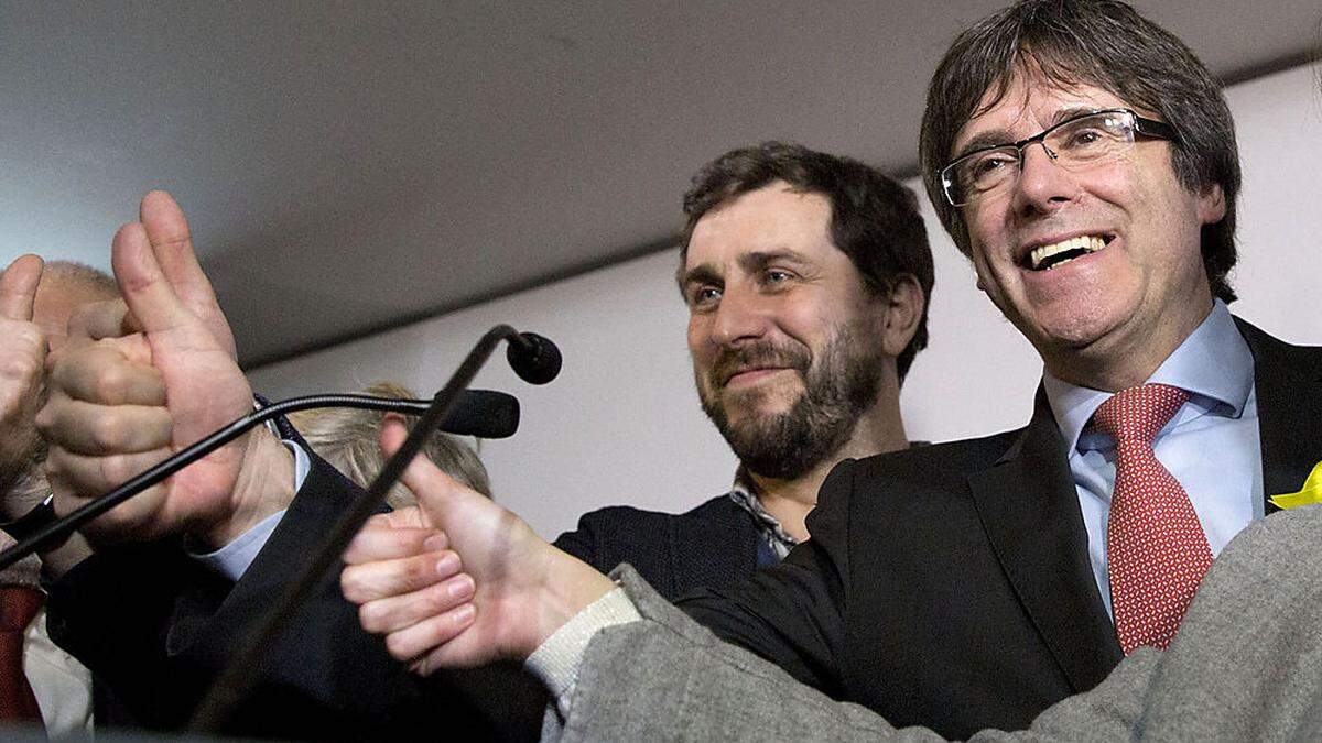 Ex-Regierungschef Carles Puigdemont, Kopf von Junts per Catalunya (Zusammen für Katalonien) feiert im Exil.