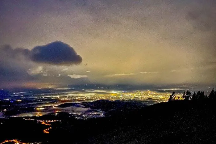 Der Sonnenaufgang ist noch weit, einzig die Lichter der Stadt Graz leuchten schon bis zum Schöckl hinauf