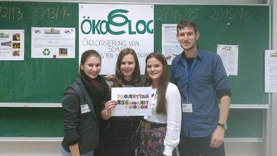 Ökolog-Projektverantwortlicher am BG/BRG St. Veit Manfred Zniva mit den Schülerinnen Hannah Reichmann, Helena Wolf und Nina Lobner 