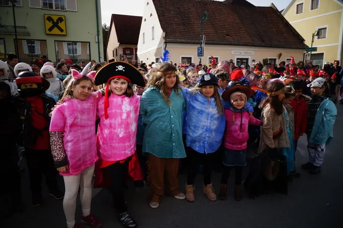 Die Kinder der Volksschule und der Neuen Mittelschule führten Tänze und Lieder auf und erzählten Witze.