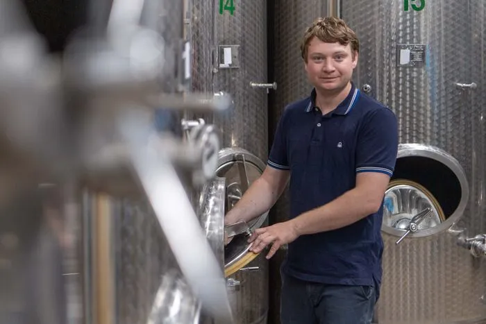 Im Keller kommen traditionelle Ausbautechniken genauso zum Einsatz wie hochmodernste Technik, bis hin zum Ausbau der Spitzenlagen im Barrique