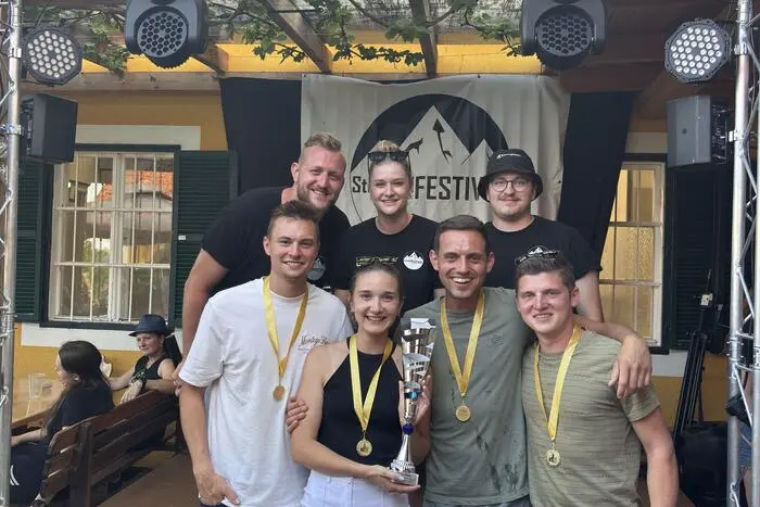 Der erste Platz ging an das Team „Die Steifenhörnchen“ (siehe Bild), der zweite Platz an das Team „Prost AG“, den dritten Platz erreichten „Die feuchten Banditen“.