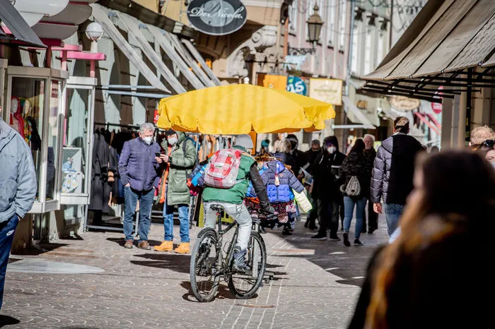 Gerade in der Wiener Gasse sind viele Menschen zu sehen.