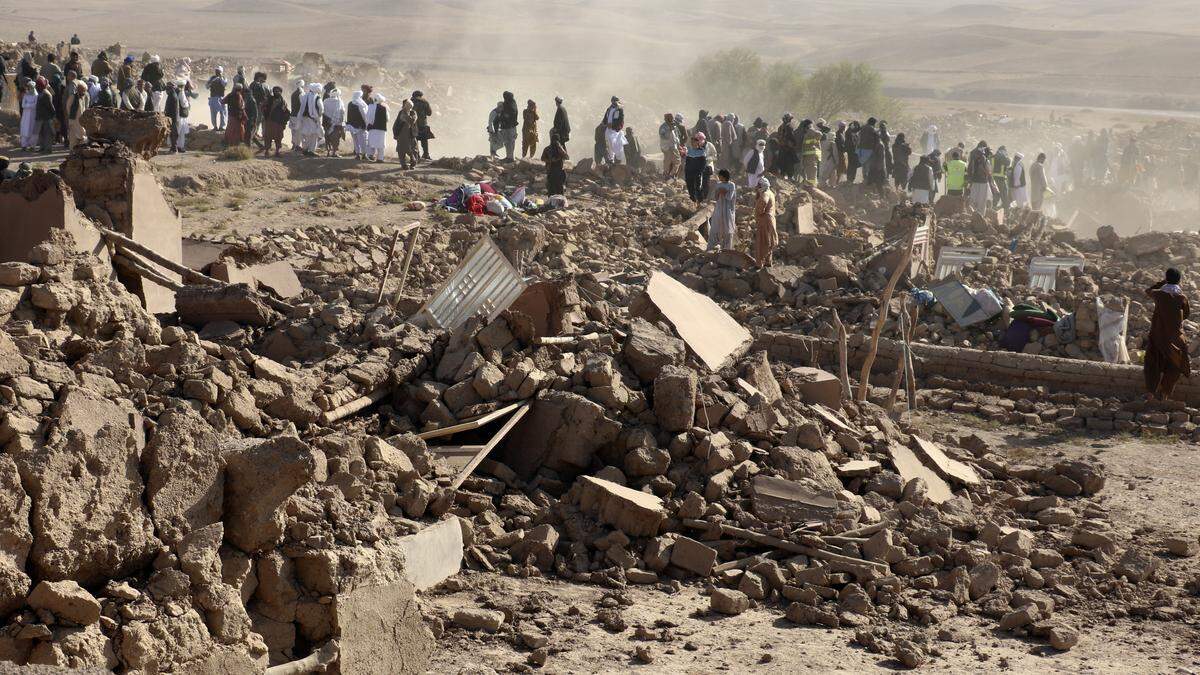 13 Dörfer in der stark betroffenen Grenzprovinz Herat sind Behördenangaben zufolge komplett zerstört worden