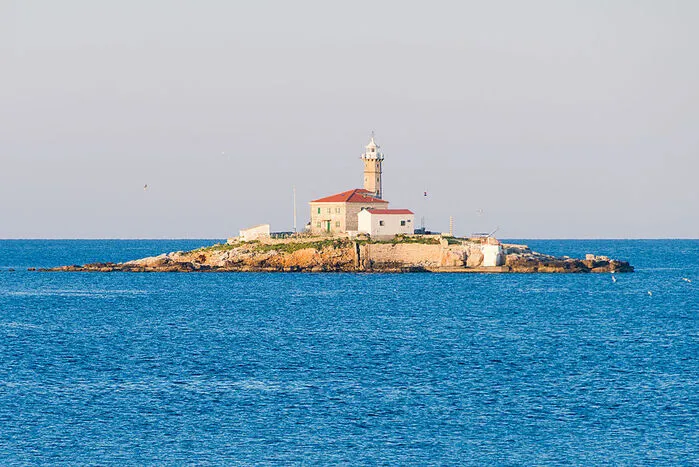 Seit 1853 steht der Leuchtturm von Sveti Ivan auf einer Insel im Archipel der Küstenstadt Rovinj.